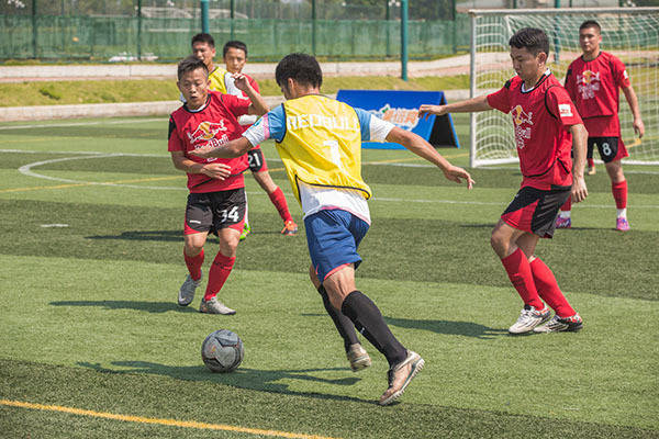 中外足球少年同台竞技俞浩慈善基金会助力少年们“看见更大的世界”(图1)