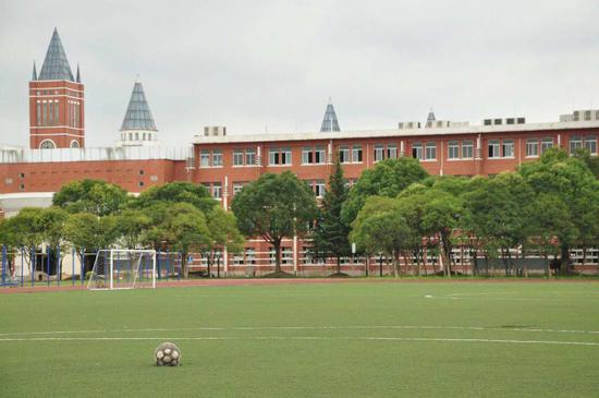 昆明队走进西联学校点燃校园足球热情(图1)