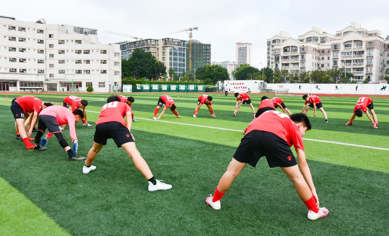 粤桂携手选苗桂林青少年足球训练营开营(图1)